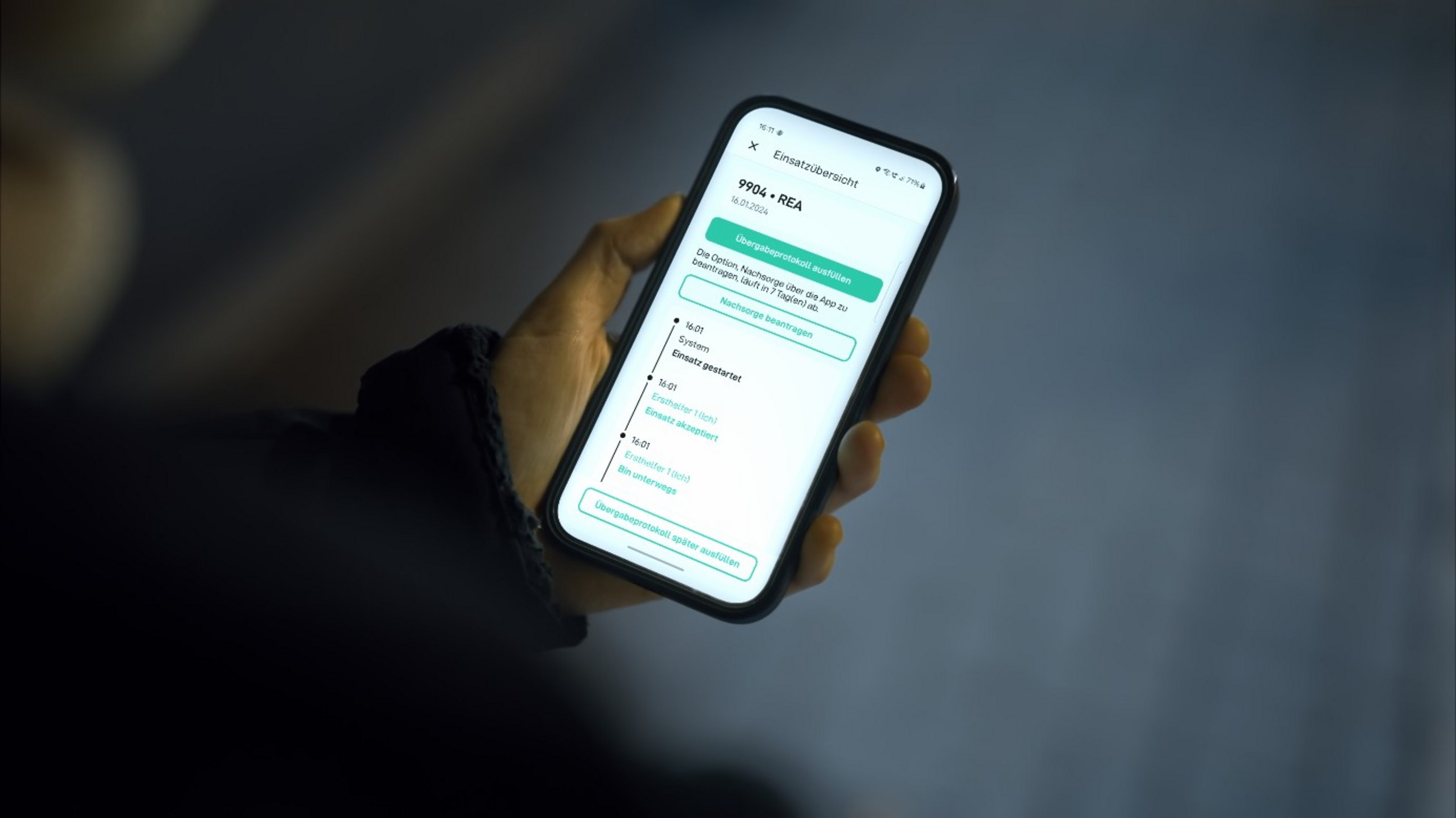 Eine Hand hält ein Smartphone mit der geöffneten corhelper-App und einer Wegbeschreibung