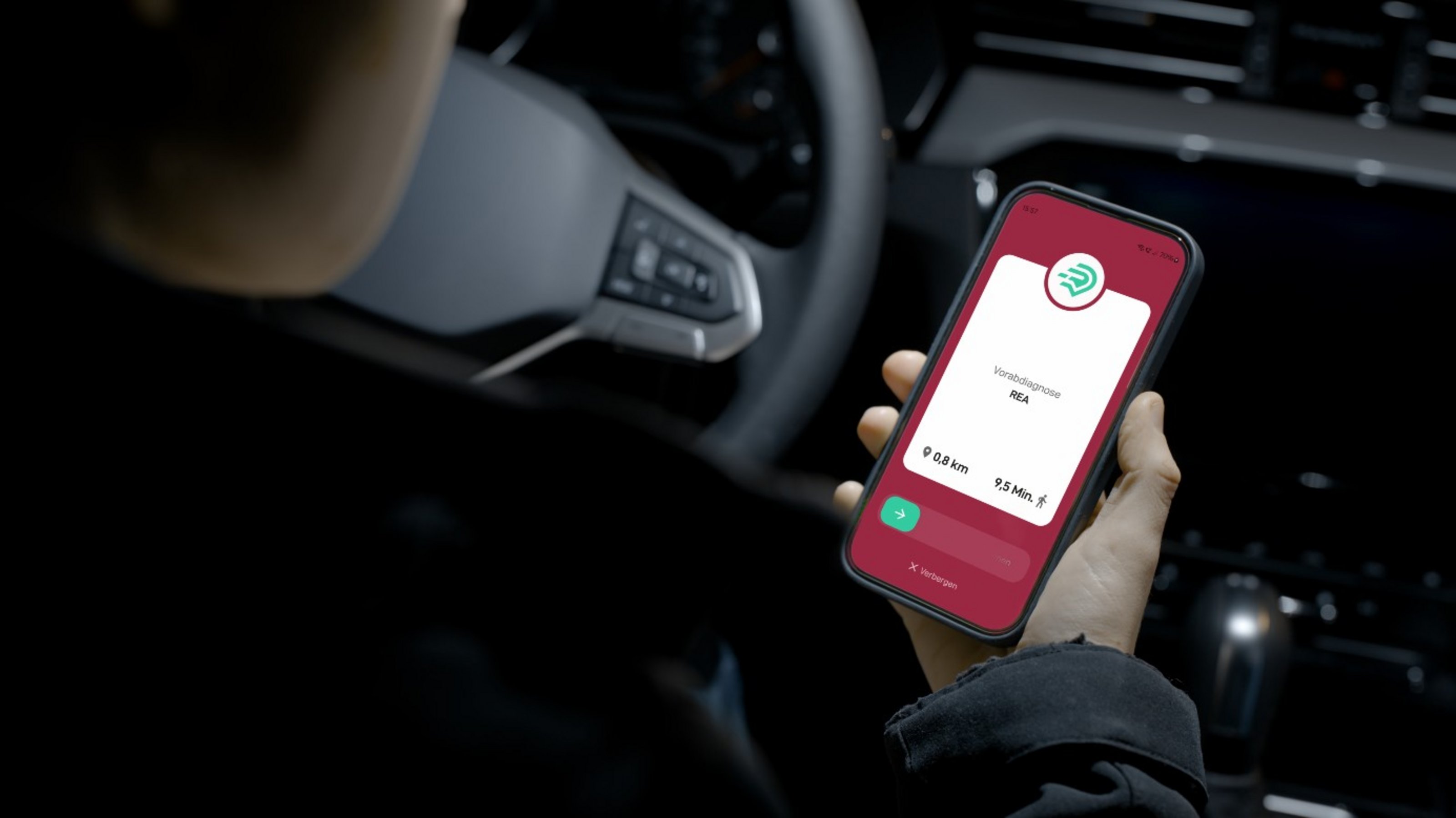 Eine Hand hält ein Smartphone mit der geöffneten corhelper-App